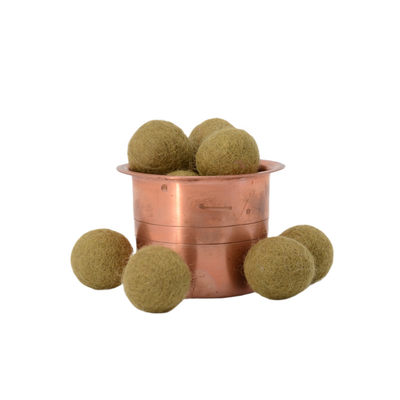 Handgefertigte Pompons aus schlammgrünen Wollfilzkugeln