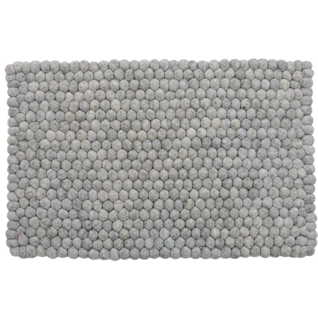 Tappeto per cameretta in feltro grigio fatto a mano con palline di lana.