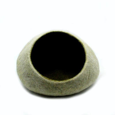 Ampia cuccia per gatti in feltro con apertura larga, cuccia per gatti in lana color oliva/bianco sporco.