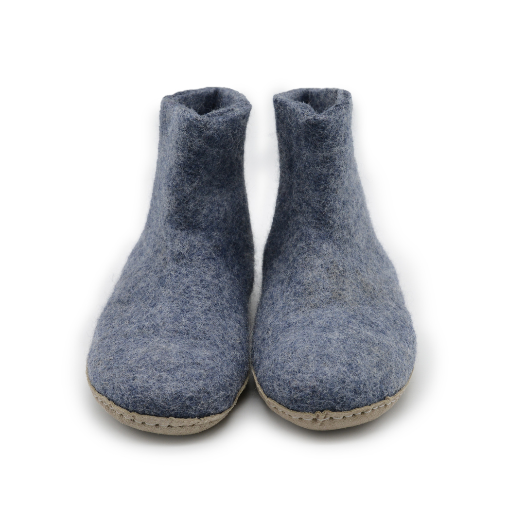 Denimblauer, handgefertigter Wollfilz-Hausschuh mit Ledersohle