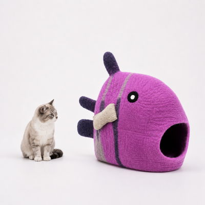 手作りのウール製猫用洞窟 – ピンクの魚のフェルトベッド、居心地の良い猫の家