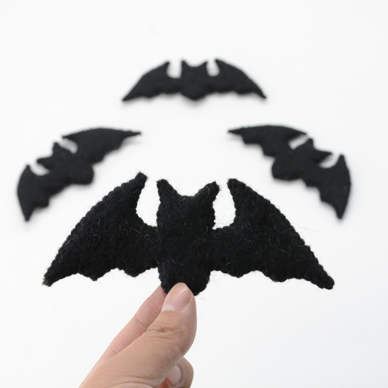 Chauve-souris décorative en feutre faite à la main–Décoration d'Halloween effrayante