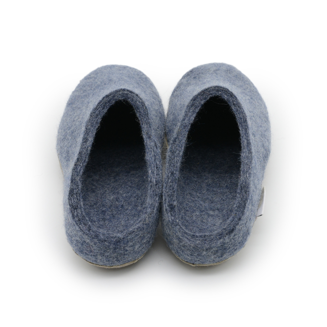 Pantofole da interno in feltro di lana blu denim, fatte a mano, con suola in pelle.
