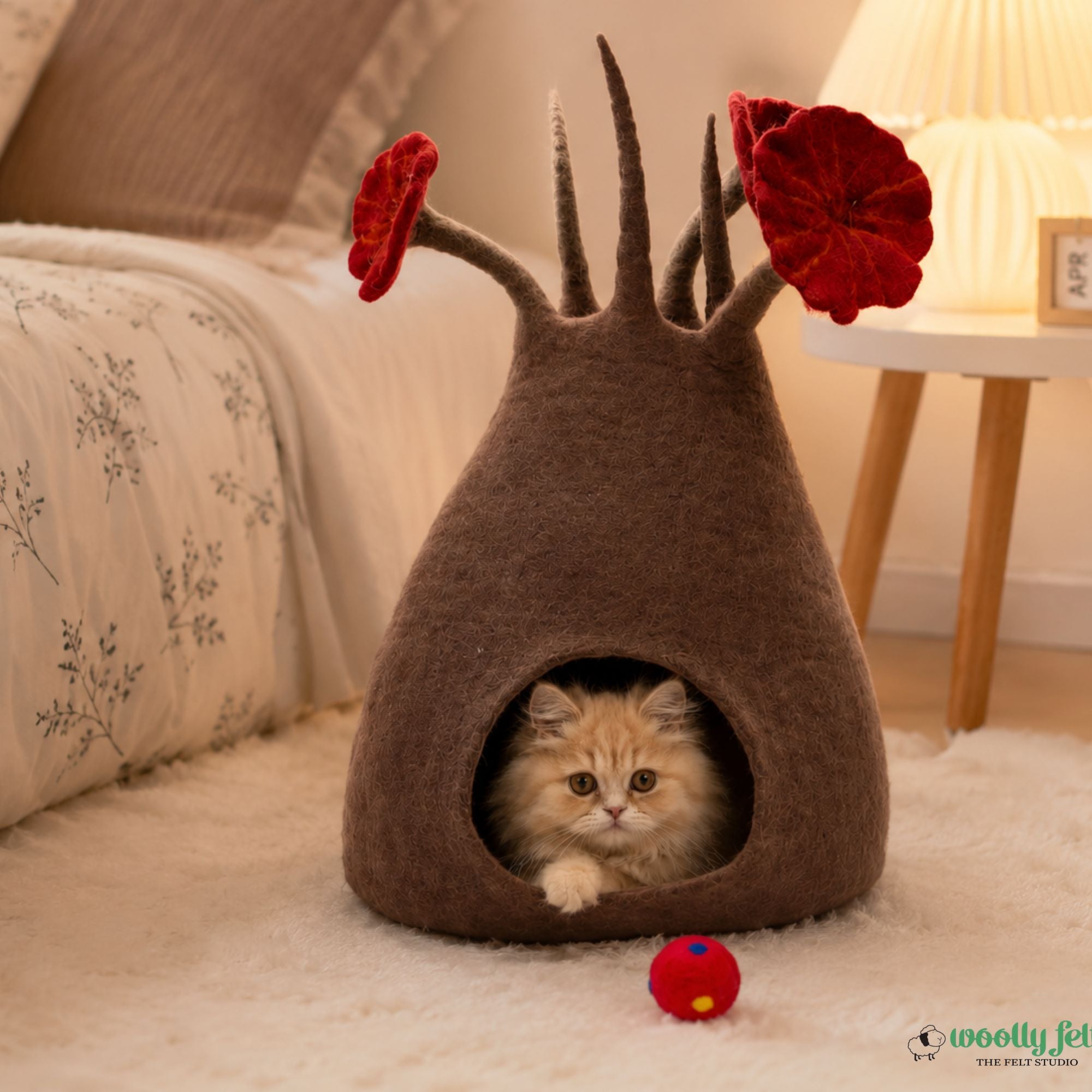 Maison de chat en feutre rouge faite à la main en forme de fleur, lit douillet pour chat en laine, cabane à chat confortable