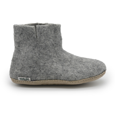 Bota de interior de fieltro de lana gris natural hecha a mano con suela de cuero