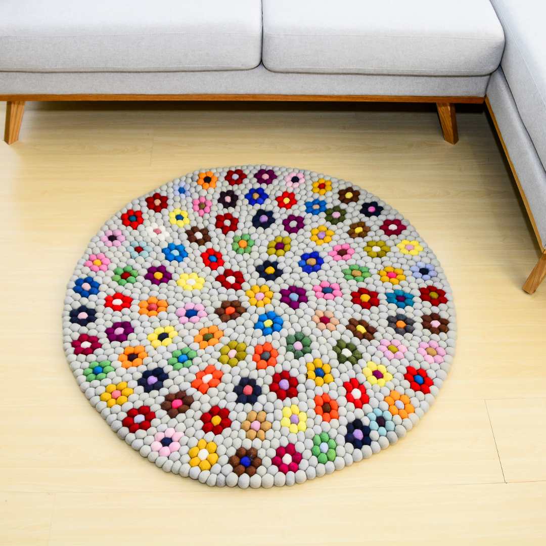 Tapis rond en laine feutrée florale fait main