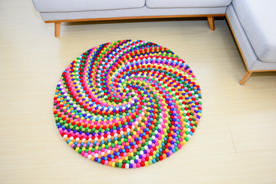 Handgefertigter runder Filzball-Teppich mit Regenbogenspirale