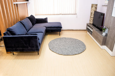Tapis rond en laine feutrée gris, fait main