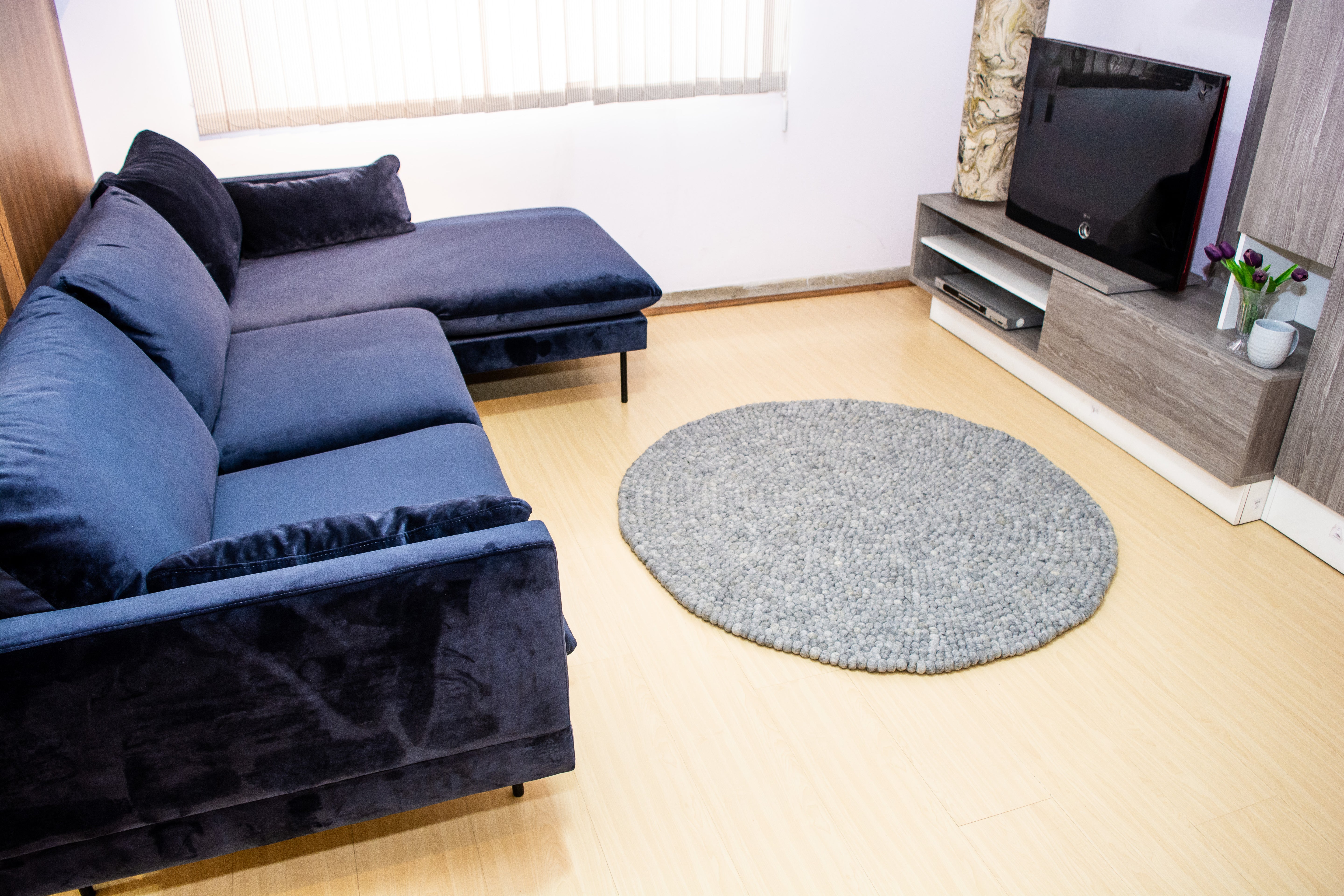 Tapis rond en laine feutrée gris, fait main