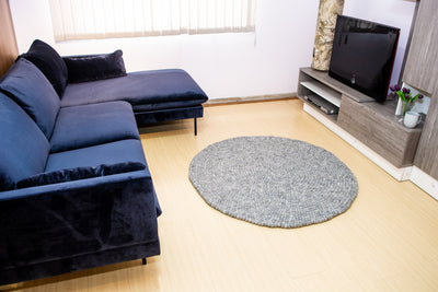 Tapis rond en laine feutrée gris, fait main