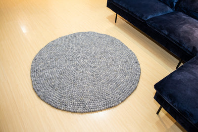 Tapis rond en laine feutrée gris, fait main