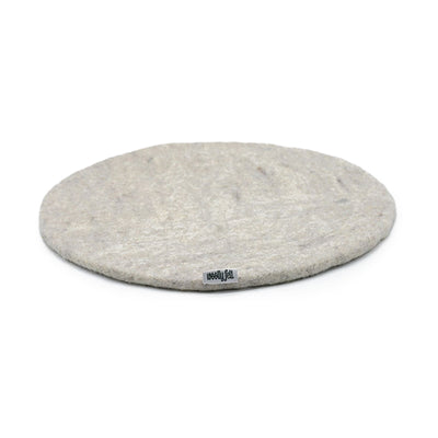 Cuscino per sedia piatto in feltro color bianco sporco, fatto a mano, sottile in lana.