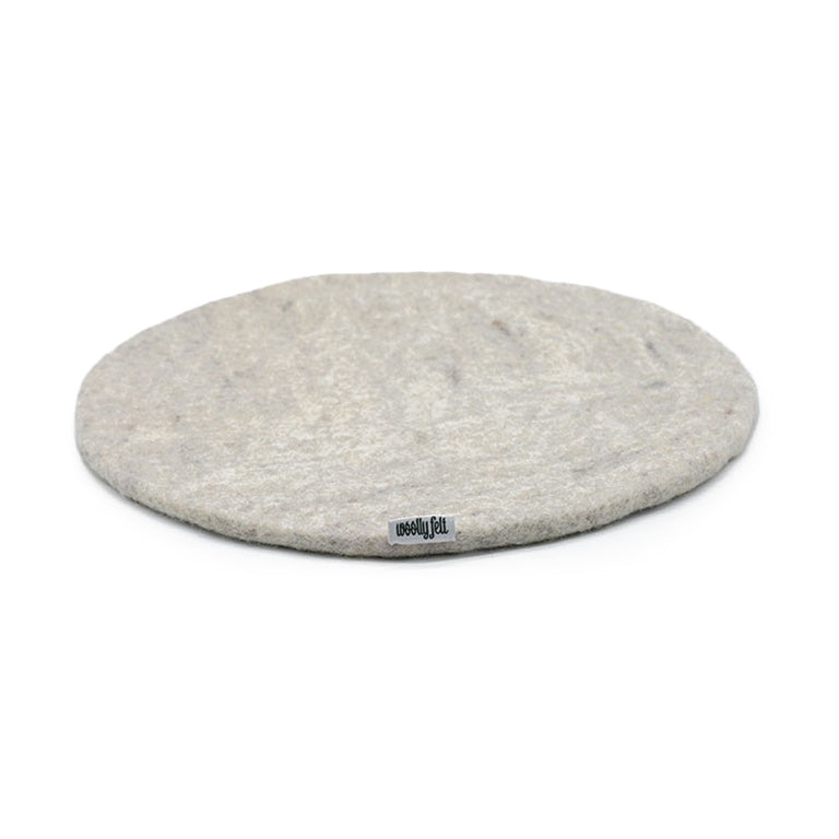 Cuscino per sedia piatto in feltro color bianco sporco, fatto a mano, sottile in lana.
