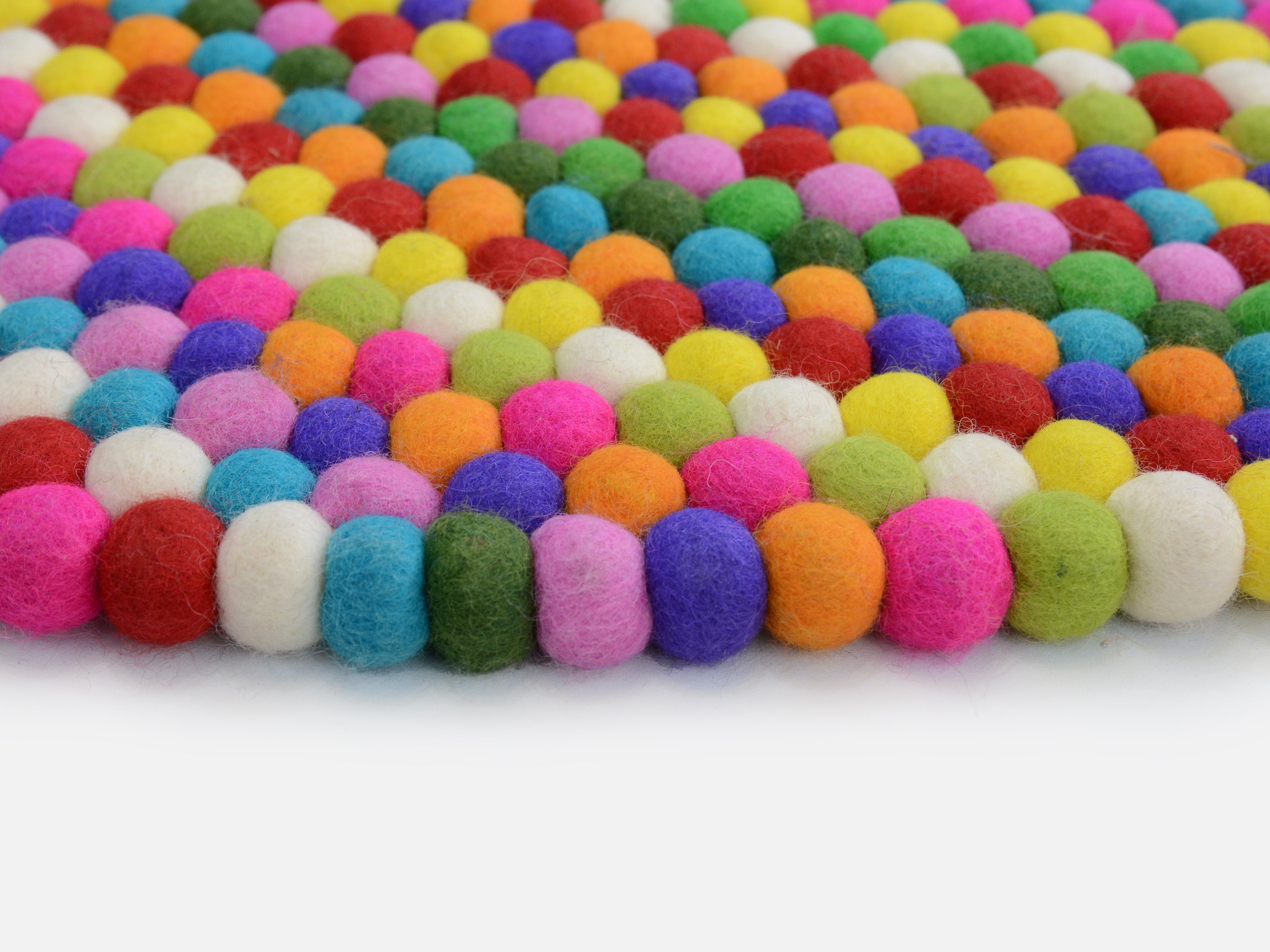 Handgefertigter runder Filzball-Teppich mit Regenbogenspirale