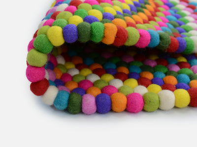 Handgefertigter runder Filzball-Teppich mit Regenbogenspirale