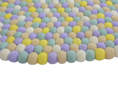 Tapis rond artisanal en feutre de laine à boules pastel