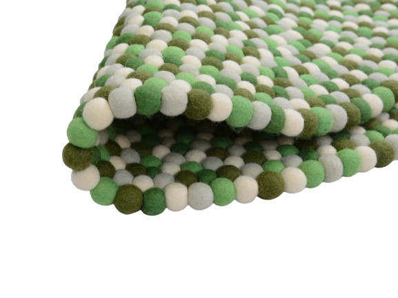 Tappeto rotondo in feltro e lana, realizzato a mano, nei toni del verde.