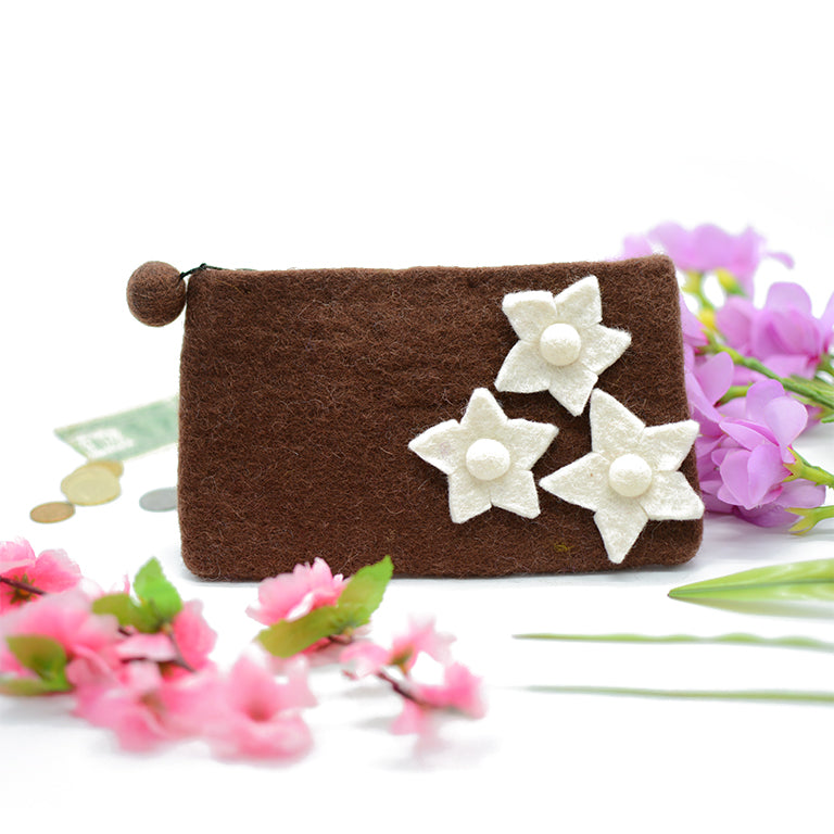 Braune Filztasche mit weißer Sternblumenapplikation