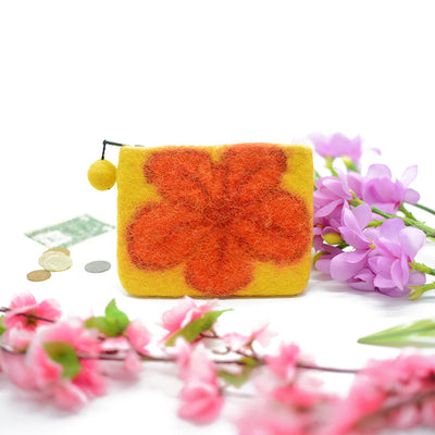 Portamonete in feltro di lana giallo con decorazione floreale arancione