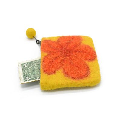 Portamonete in feltro di lana giallo con decorazione floreale arancione