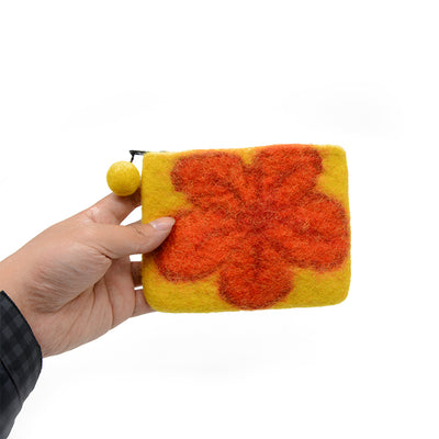 Portamonete in feltro di lana giallo con decorazione floreale arancione