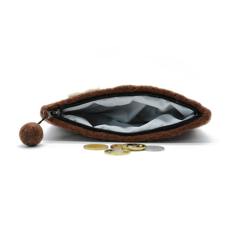 Braune Filztasche mit weißer Sternblumenapplikation