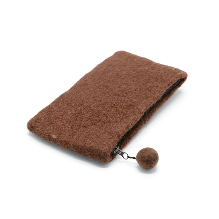 Braune Filztasche mit weißer Sternblumenapplikation