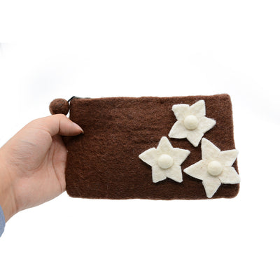 Braune Filztasche mit weißer Sternblumenapplikation
