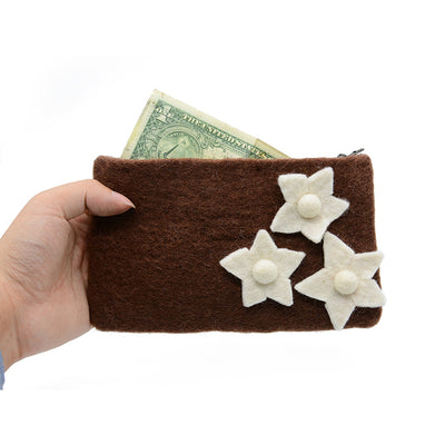 Braune Filztasche mit weißer Sternblumenapplikation