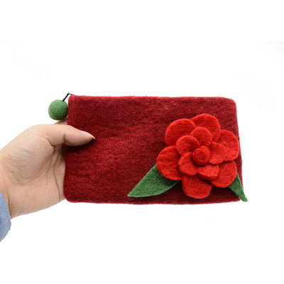 Handtasche aus bordeauxrotem Wollfilz mit rotem Rosenblütenmuster
