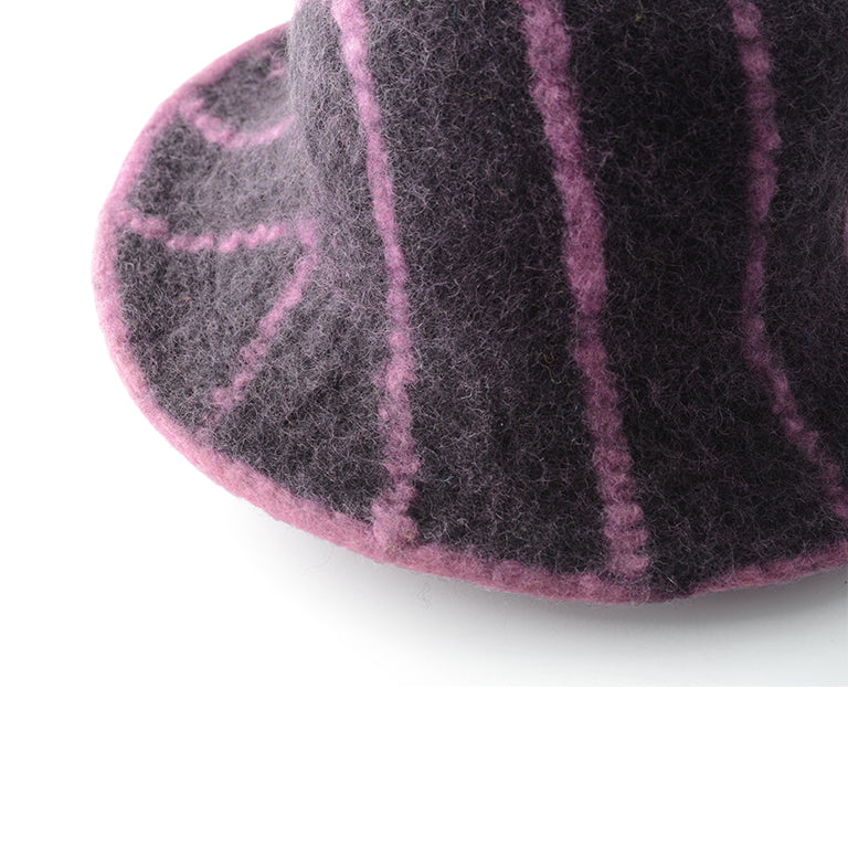 Élégant chapeau en feutre de laine violet avec doublure rose