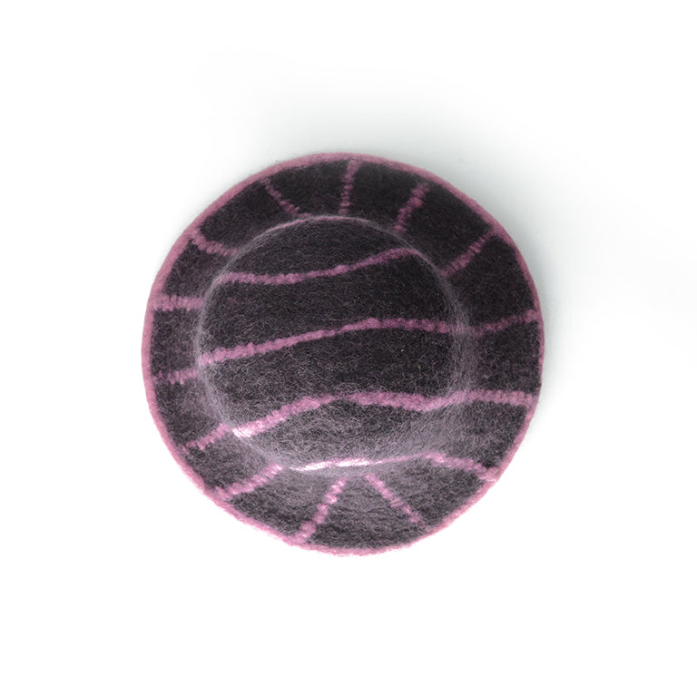 Élégant chapeau en feutre de laine violet avec doublure rose