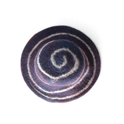 Dunkelblauer Wollfilzhut mit weißem Spiralmuster