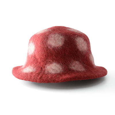 Roter Wollfilzhut mit weißen Punktverzierungen