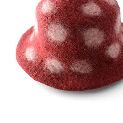 Roter Wollfilzhut mit weißen Punktverzierungen