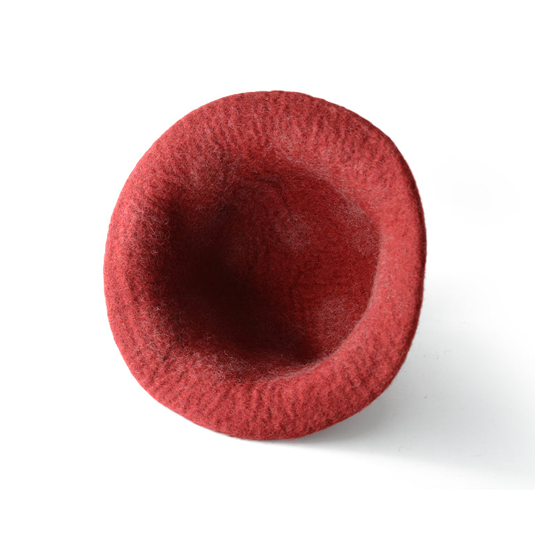 Roter Wollfilzhut mit weißen Punktverzierungen