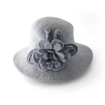 Incantevole cappello in feltro di lana grigio con decorazione floreale.