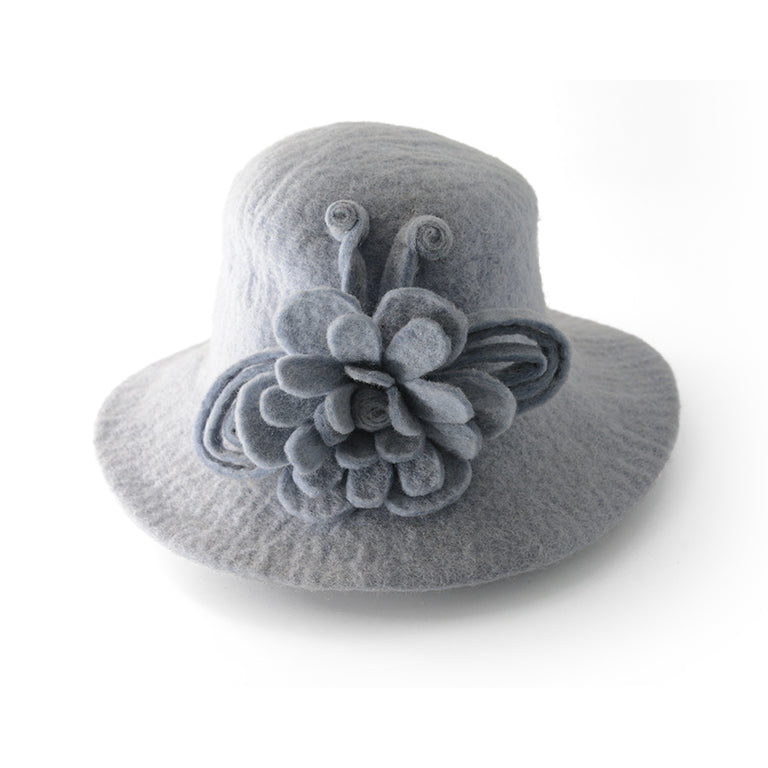 Incantevole cappello in feltro di lana grigio con decorazione floreale.