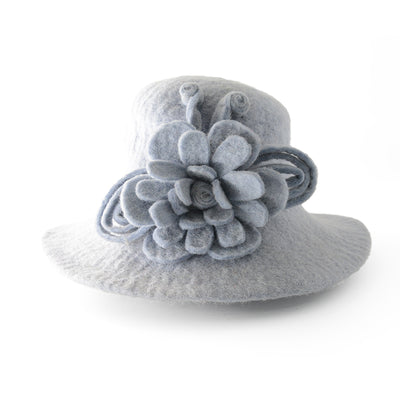 Incantevole cappello in feltro di lana grigio con decorazione floreale.
