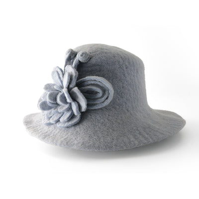 Incantevole cappello in feltro di lana grigio con decorazione floreale.