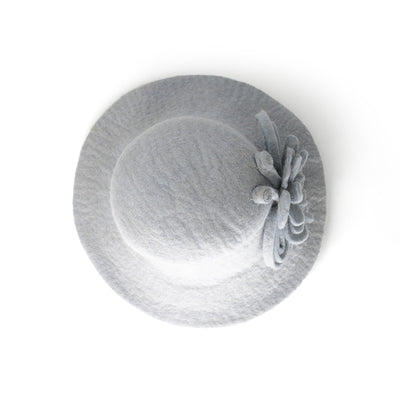 Incantevole cappello in feltro di lana grigio con decorazione floreale.