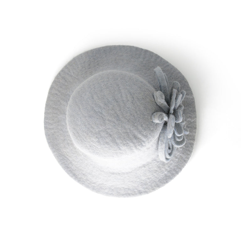 Incantevole cappello in feltro di lana grigio con decorazione floreale.