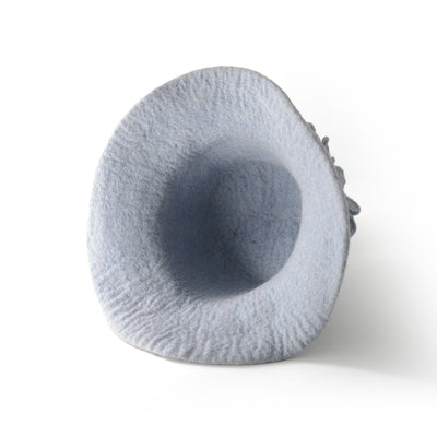 Incantevole cappello in feltro di lana grigio con decorazione floreale.