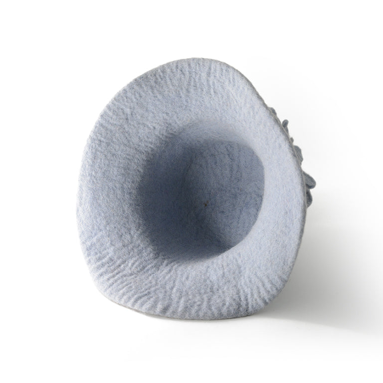 Incantevole cappello in feltro di lana grigio con decorazione floreale.