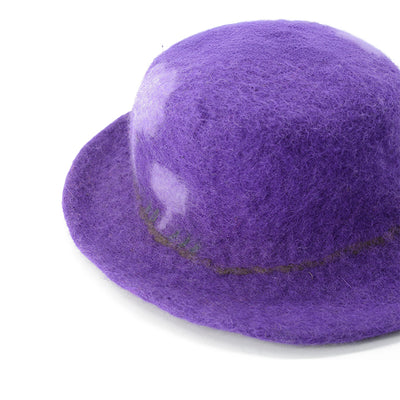 Chapeau en feutre de laine violet avec accent de fleur blanche