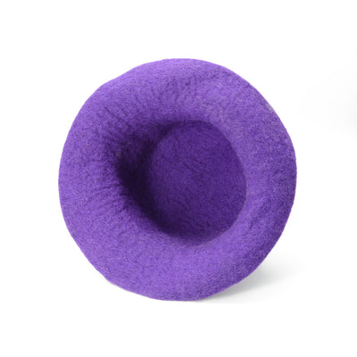 Chapeau en feutre de laine violet avec accent de fleur blanche