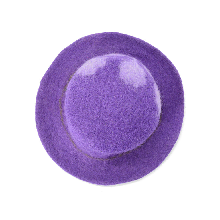 Chapeau en feutre de laine violet avec accent de fleur blanche
