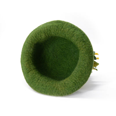 Chapeau en feutre de laine verte avec motif floral jaune