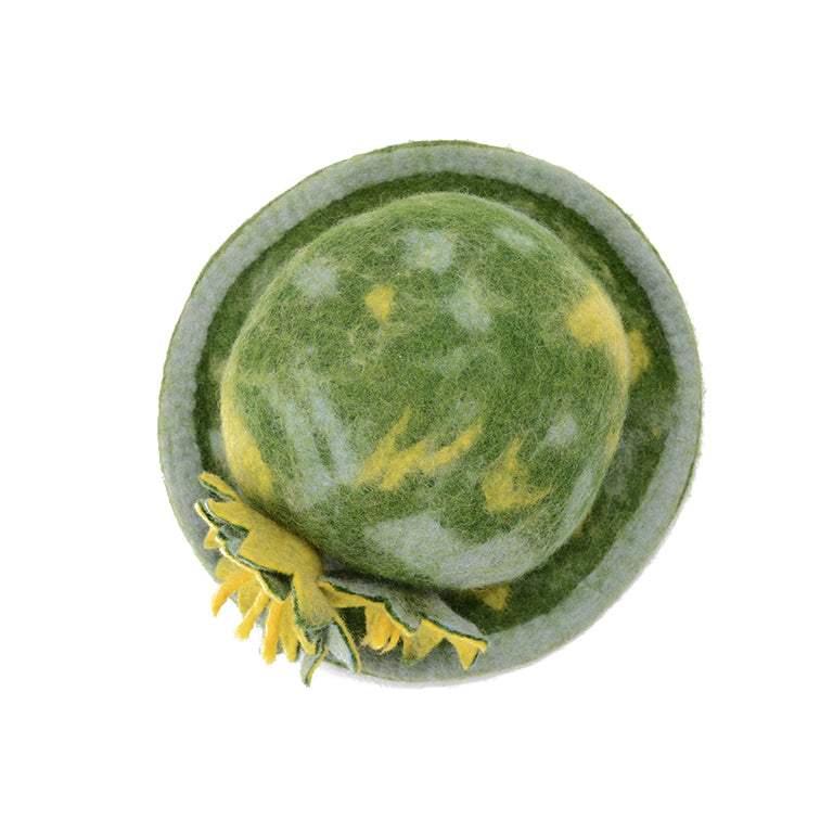 Chapeau en feutre de laine verte avec motif floral jaune