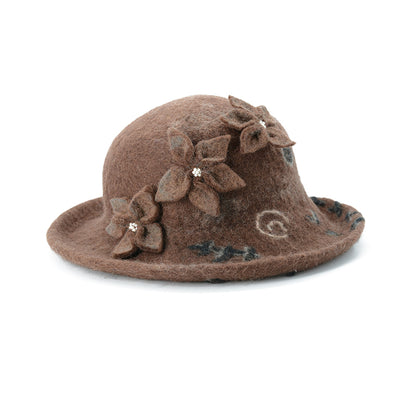 Brauner Wollfilzhut mit dreifacher Blumenverzierung